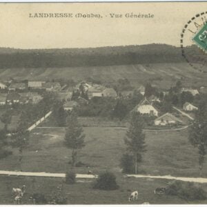 Photographie ancienne en vue aérienne de Landresse (Doubs). Le village est niché au milieu des champs et des bois. Au premier plan, des vaches paissent dans un pré. Un timbre vert de 5 centimes est oblitéré en haut à droite.