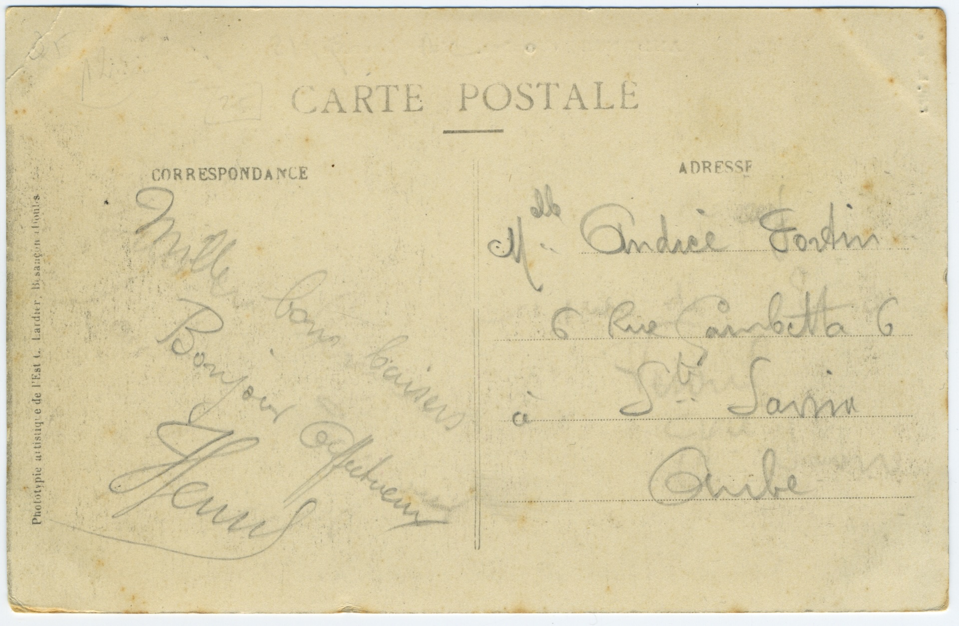 Verso d'une carte postale de 1913. Le message manuscrit au crayon est signé Henri et adressé à une demoiselle dans l'Aube. Les mentions de l'éditeur Lardier à Besançon sont imprimées verticalement sur le côté gauche.
