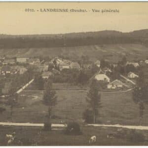Carte postale ancienne en vue générale de Landresse (Doubs) avec le logo CLB dans un losange. Le village se détache sur un fond de collines boisées, avec des vaches au premier plan. Teinte générale sépia.