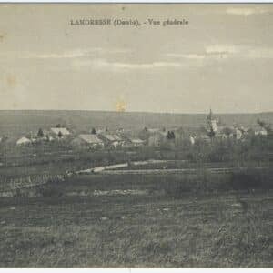 Carte postale ancienne en noir et blanc offrant une vue générale de Landresse (Doubs). Le village s'étire au loin dans un paysage de champs délimités par des haies, avec le clocher de l'église visible sur la droite.