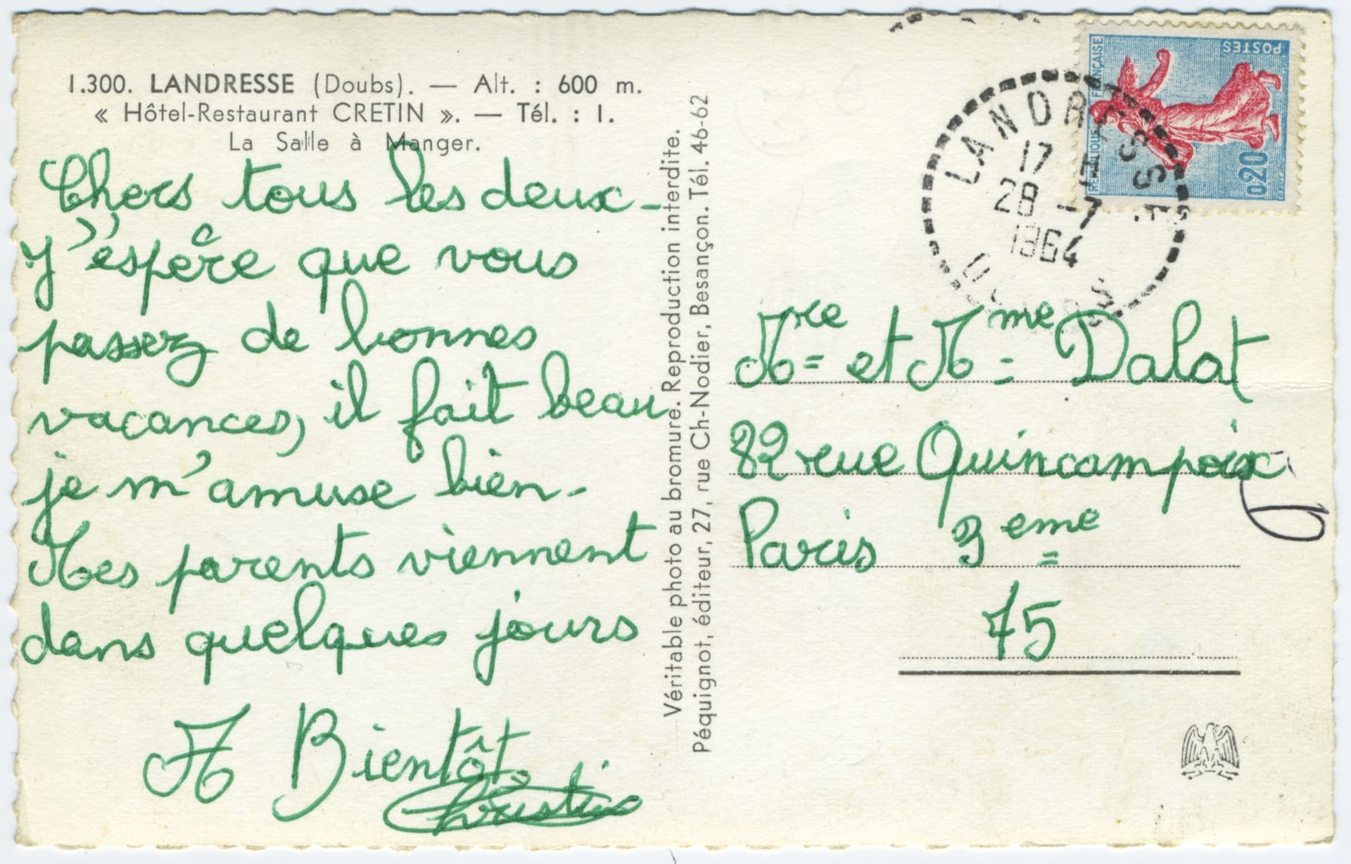 Verso d'une carte postale de 1964 avec un texte manuscrit à l'encre verte de Christine. L'adresse est destinée à la rue Quincampoix à Paris. Un timbre bleu de 0,20 franc est oblitéré par le cachet de Landresse.