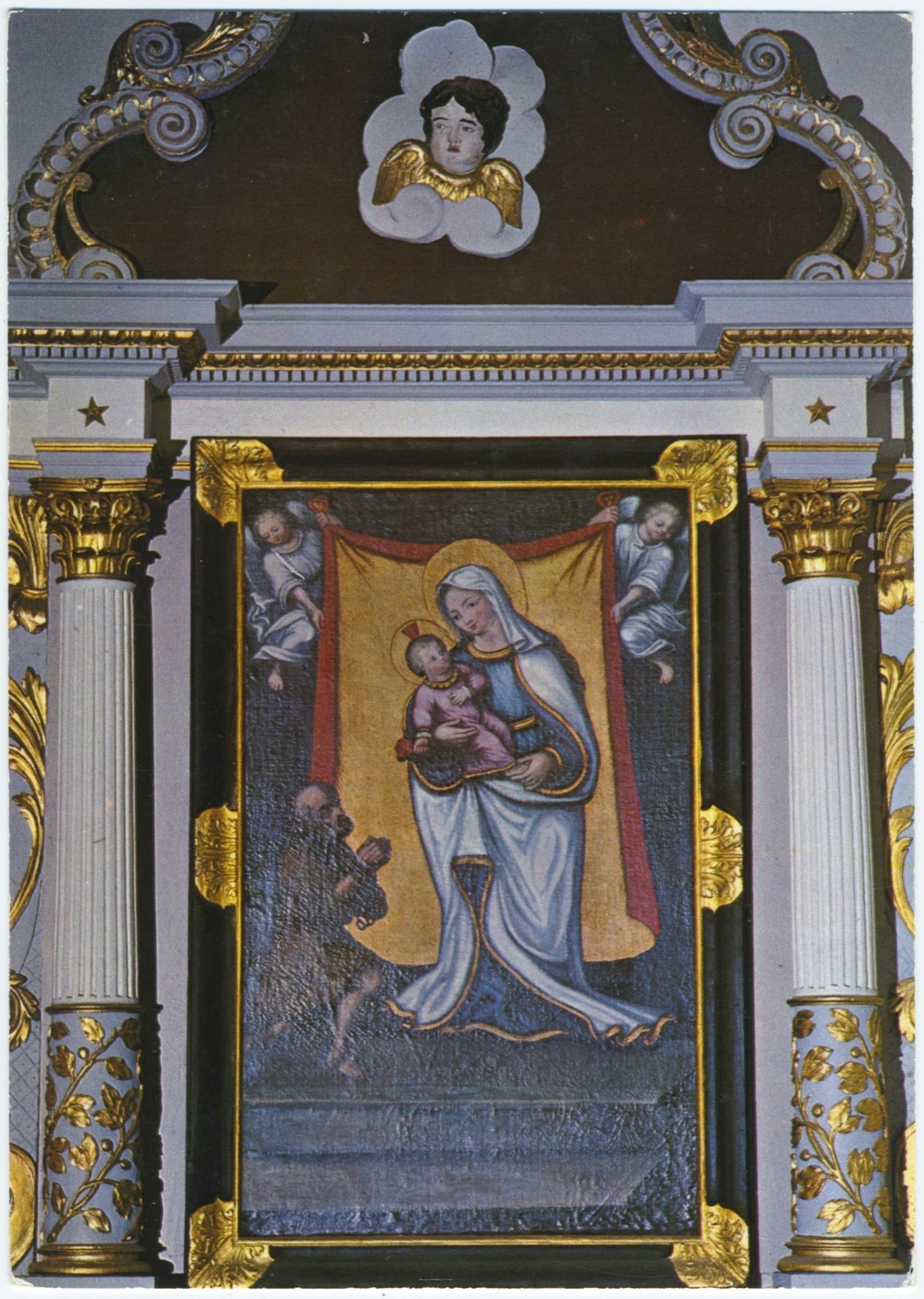 Photographie en couleur du retable de Notre-Dame de Consolation dans l'église de Landresse. Le tableau central montre la Vierge à l'Enfant encadrée de colonnes blanches et dorées et surmontée d'une sculpture de chérubin.